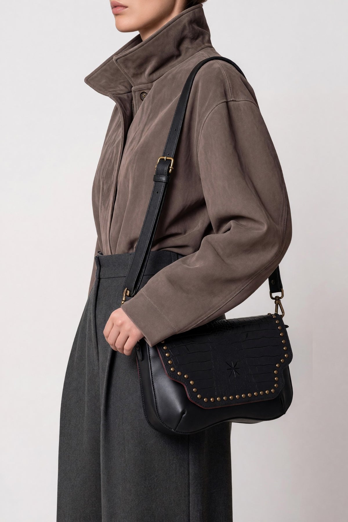 Sac Baby Double Khara noir porté à l'épaule