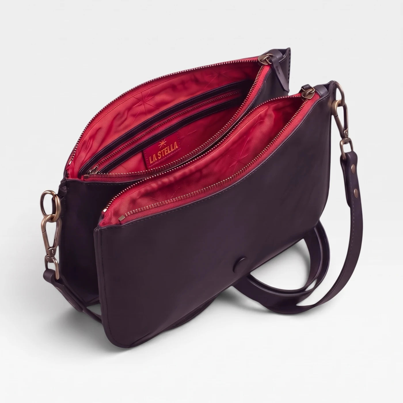 Base Baby Double ouverte, ses deux compartiments zippés doublés de rouge