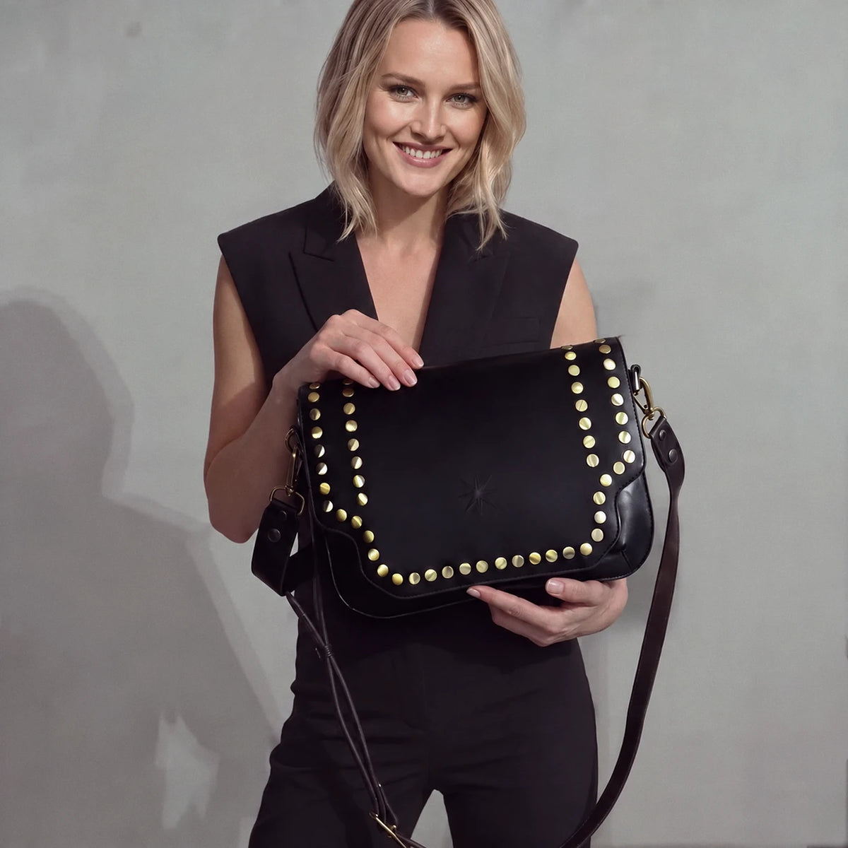 Le même sac Baby équipé du rabat Sidia cuir noir clouté