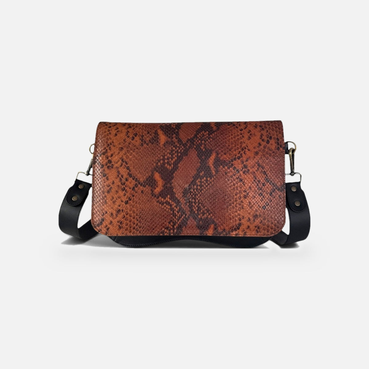Rabat de sac La Stella Baby en cuir de vachette embossé effet python aux nuances cuivrées, brunes et noires.