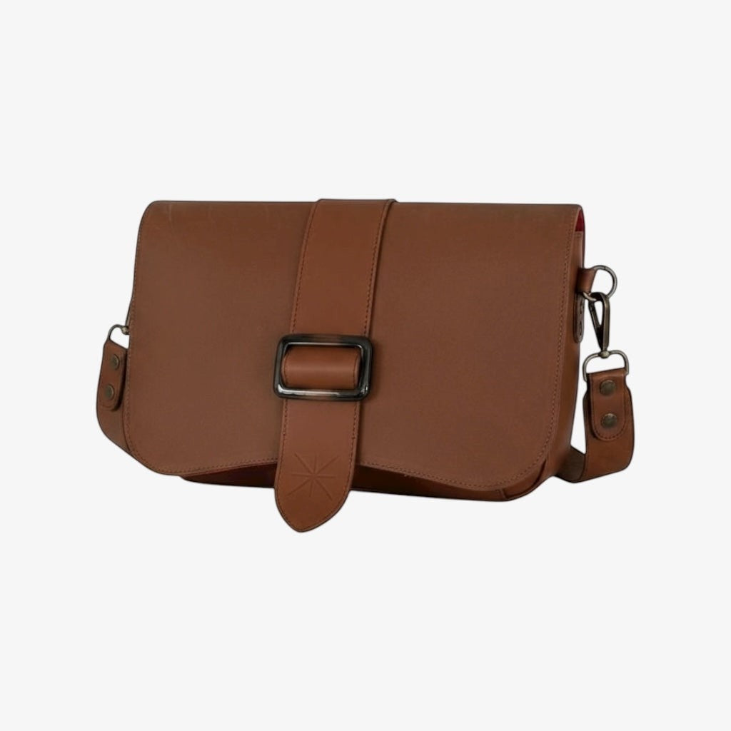La Stella Rabat Baby Thara en cuir bimatière marron glacé avec boucle en résine et finitions dorées.