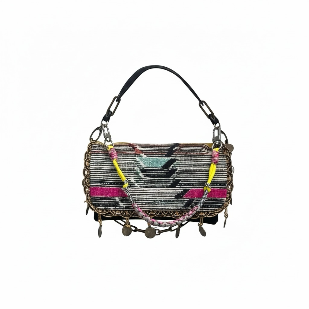 Sac bandoulière La Stella en tissu jacquard ethnique noir, blanc, rose et turquoise avec franges dorées et pièces de monnaie.