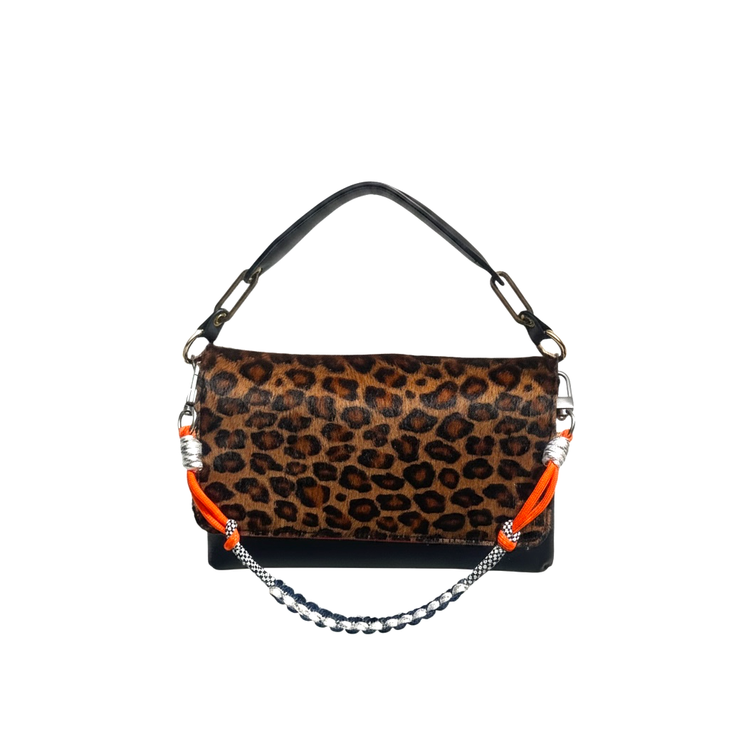 La Stella sac bandoulière en cuir noir avec imprimé léopard, détails orange vif et chaîne argentée.