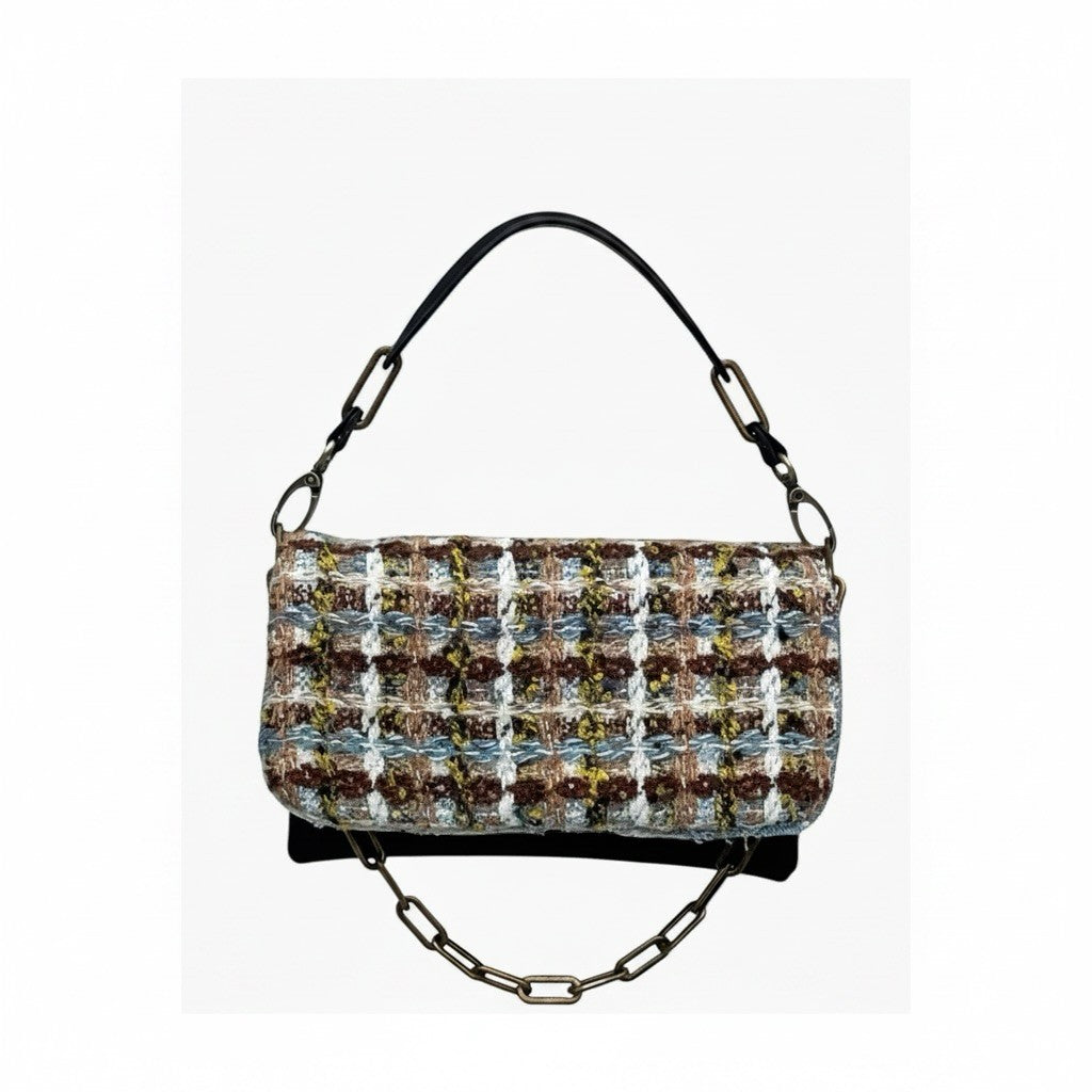 Sac à bandoulière La Stella en tweed texturé multicolore, forme rectangulaire avec bandoulière en cuir noir et chaîne décorative.