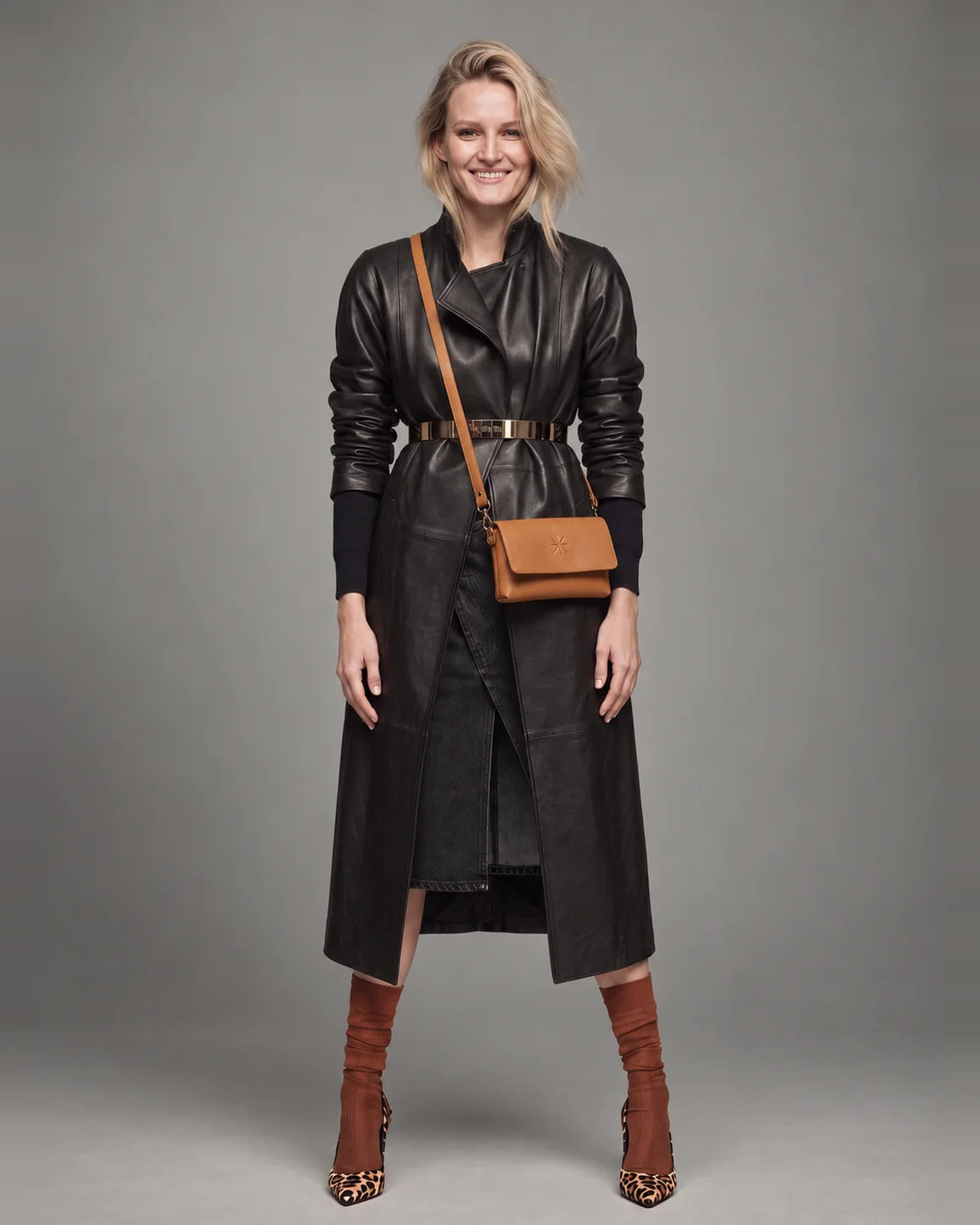 Gemma fauve portée en bandoulière sur un long manteau de cuir noir