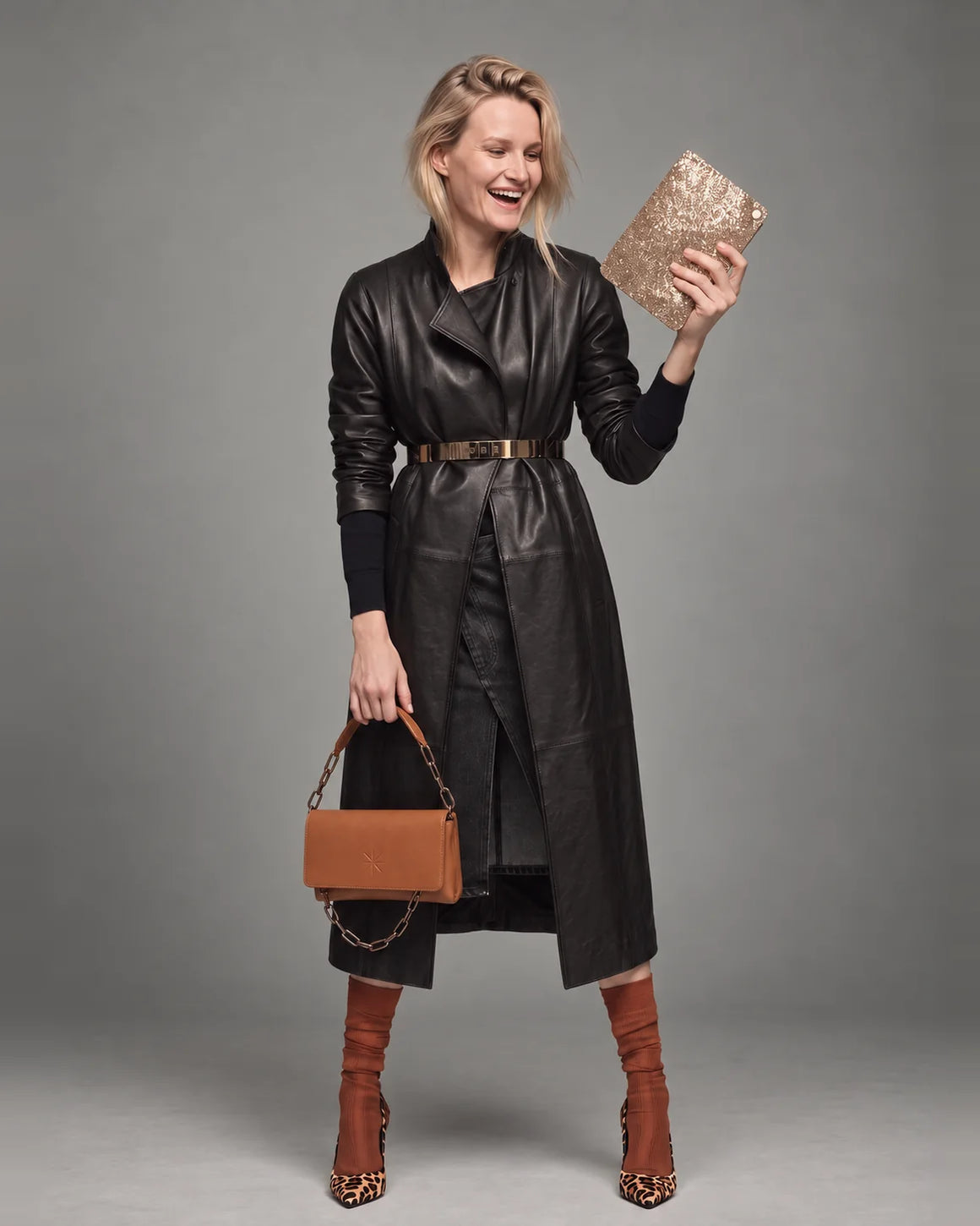 Gemma fauve tenue à la main, pochette pailletée levée