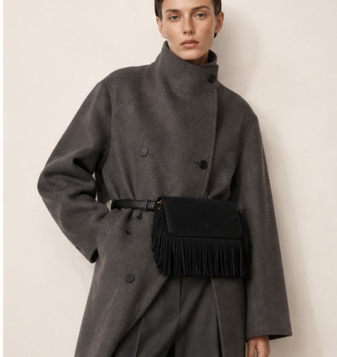 Sac Gemma Heva Noir porté ceinture, silhouette éditoriale