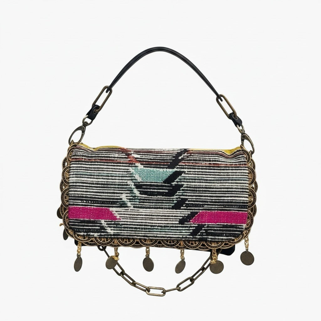 La Stella sac bandoulière tissé jacquard ethnique noir, blanc, rose, turquoise avec franges festonnées dorées et breloques.