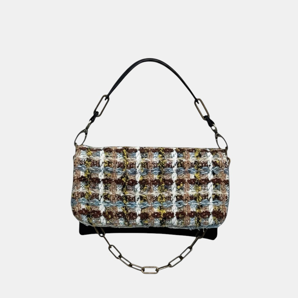 Sac à bandoulière La Stella en tweed texturé multicolore, forme rectangulaire avec bandoulière en cuir noir et chaîne décorative.