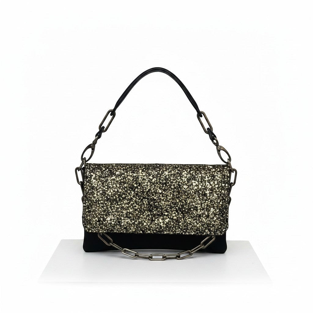 La Stella Sac Gemma Nubuck Noir, sac à main noir avec rabat à paillettes dorées et argentées, chaîne et bandoulière incluses.