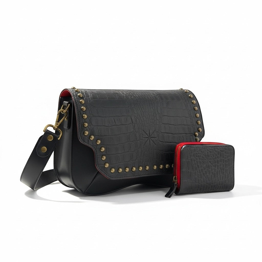 La Stella compagnon noir en cuir embossé croco avec clous dorés et doublure rouge. Portefeuille assorti inclus.